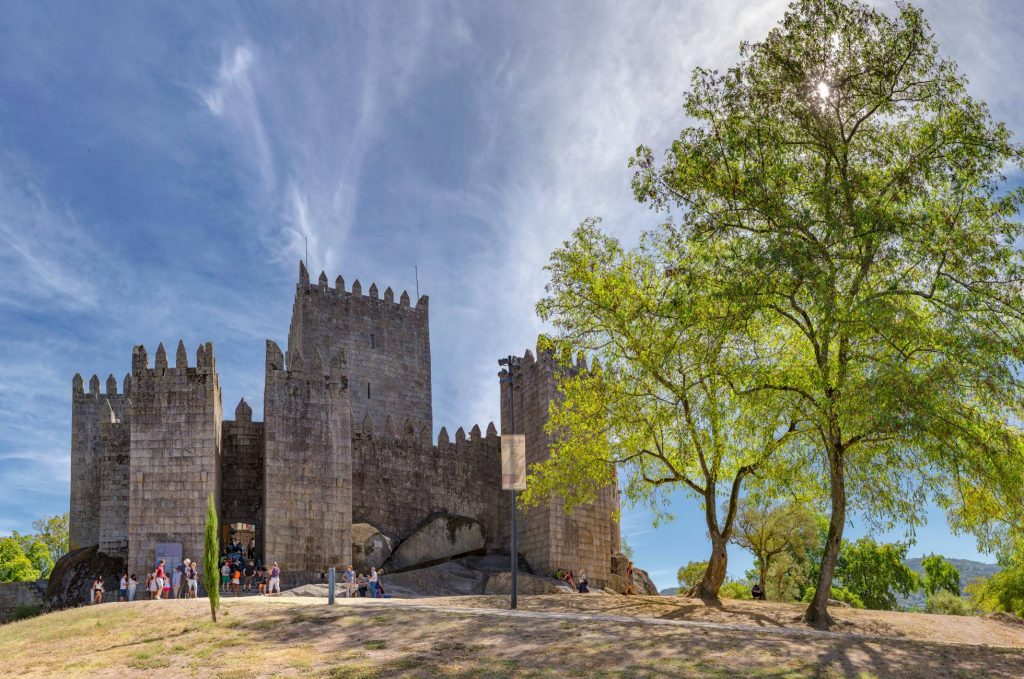 Las mejores vistas de la ciudad portuguesa esperan en lo alto (unos 30 metros) de la Torre del Homenaje del castillo de Guimarães. ALAMY